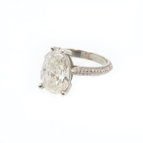 Pear Shape Diamond with Knife Edge Millgrain Shank