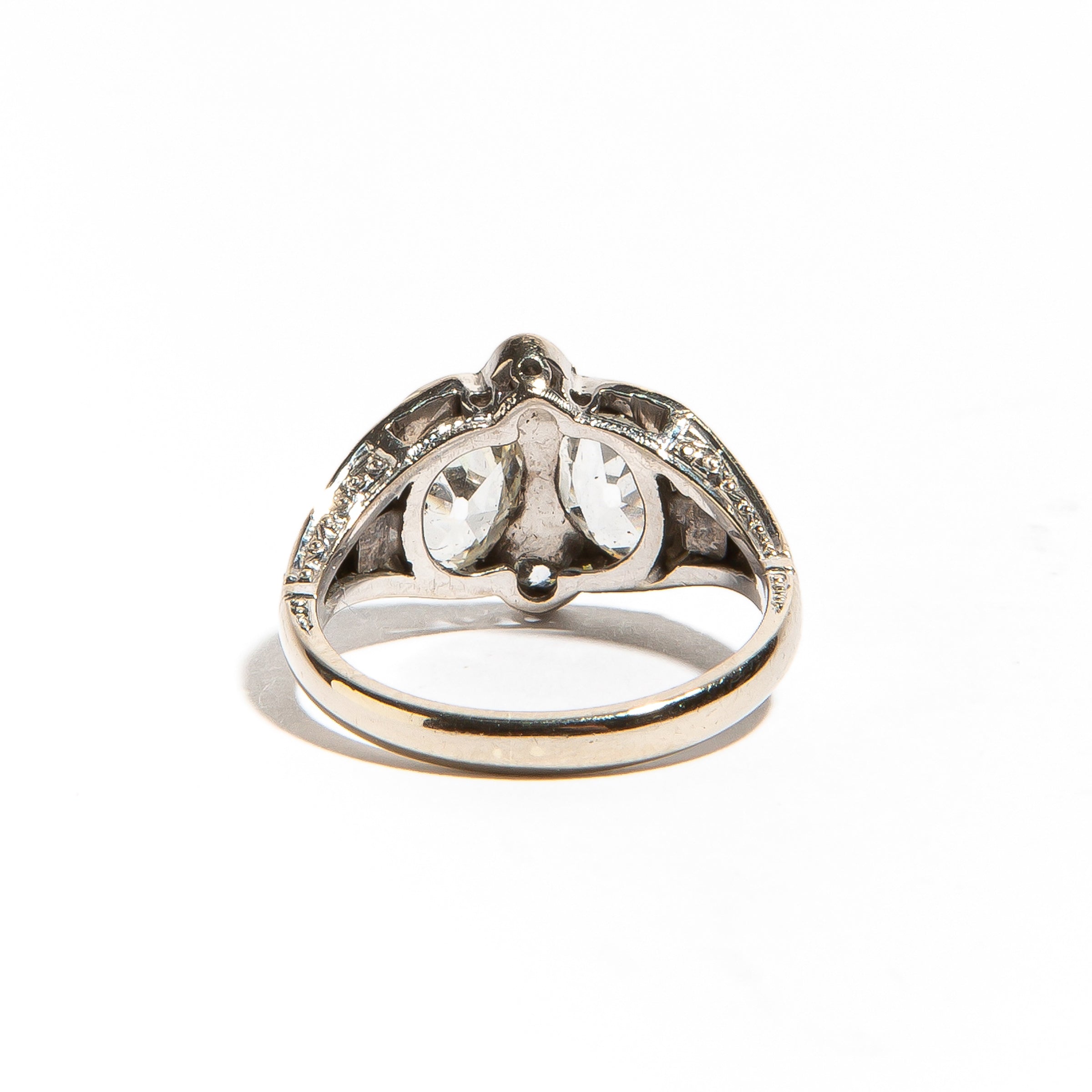 ESTELLE: White Gold Diamond and Onyx Ring