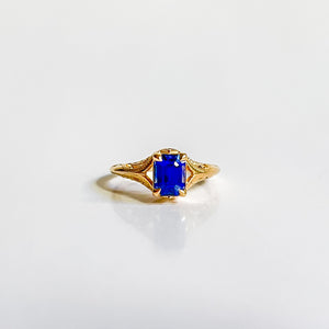 LIVIA: Yellow Gold Vintage Style Blue Sapphire Ring