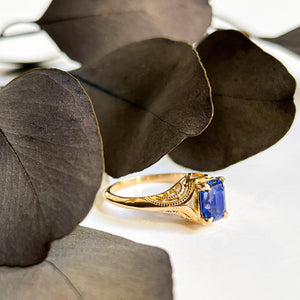 Bague en platine avec saphir de Ceylan bleu royal et diamants En vente Bague en platine avec saphir de Ceylan bleu royal et diamants En vente