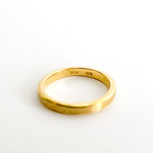 LUXOR: Yellow Gold Bevelled Edge Band