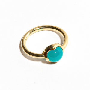 VERY BERRY: Yellow Gold Cabochon Chrysoprase Ring